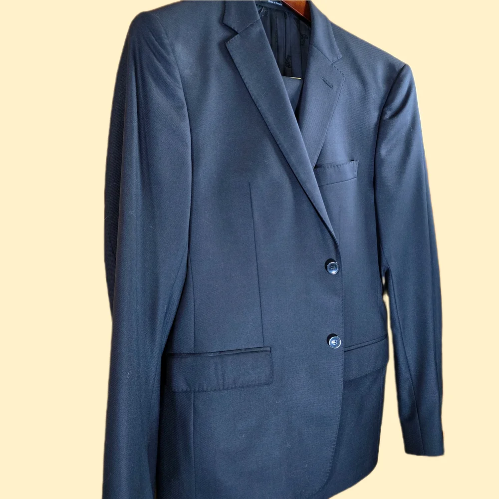 Timeless Vesace Suit with Notched Lapels - Picture 4 of 16